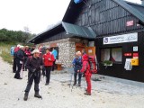 03. ispred Poštarskog doma, pred polazak na prvi uspon, Malu Mojstrovku